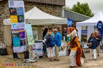 Oben an der Volme  - Fuchs Funny vor dem Stand von "Oben an der Volme", die ein spannendes Wo-steht-was-Quiz auf einer Magnettafel boten.  • © ummeteck.de - Silke Schön